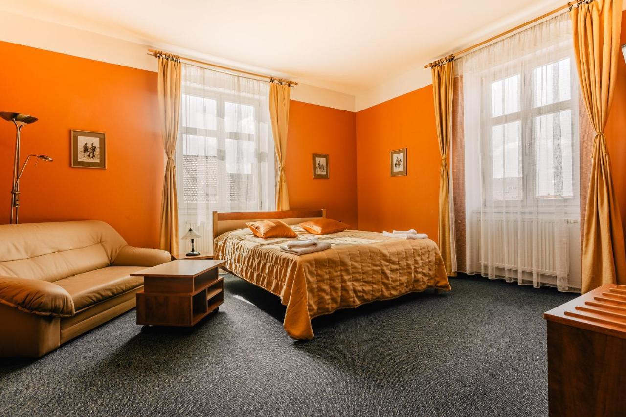 Hotel U Valdické brány Jičín Esterno foto